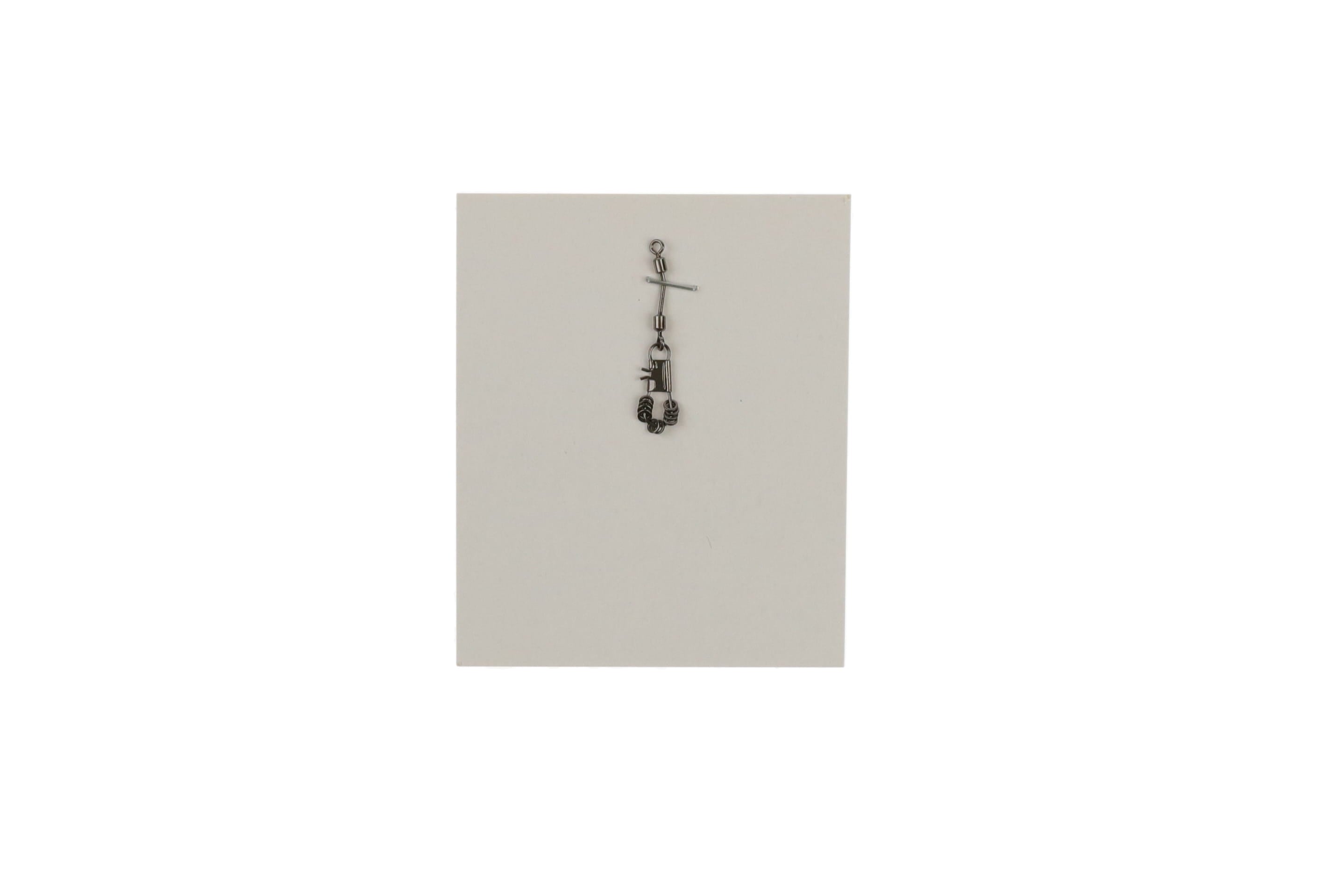 Ahrex gunmetal tippet rings with swivel on white card, stainless steel fly-fishing accessory