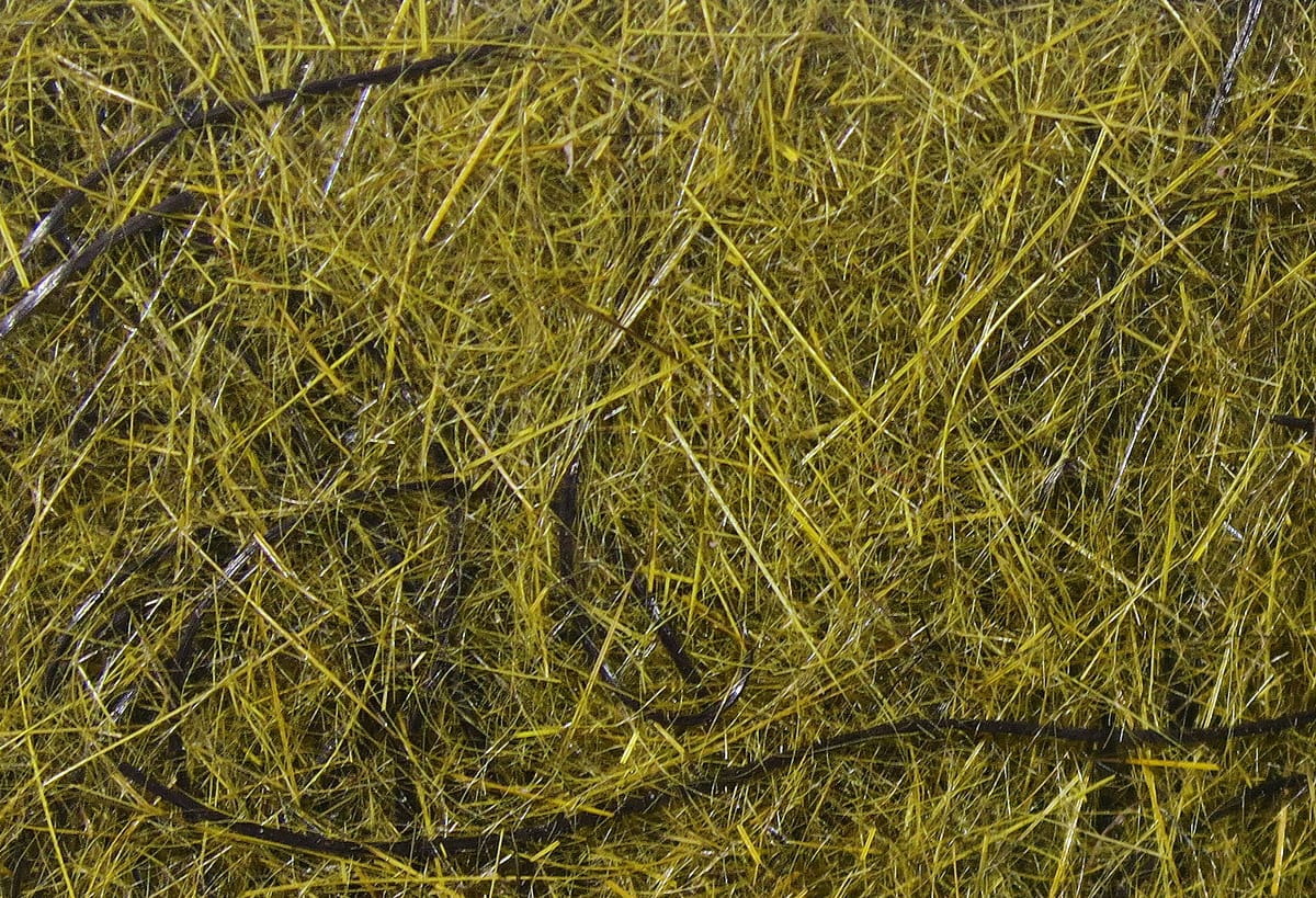 Olive-yellow Hareline Hare'E Wiggle Dub dubbing with wispy hare fibers, black guard hairs and subtle flash for fly tying