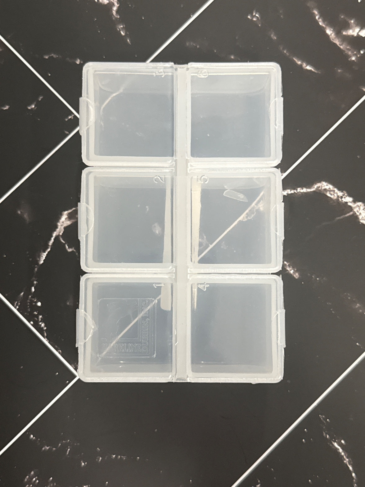 Hareline Flip Cap Box - 6 Compartments