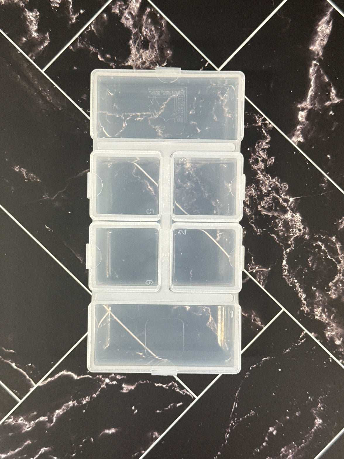 Hareline 6 Compartment Flip Cap Box (4 Small 2 Long)