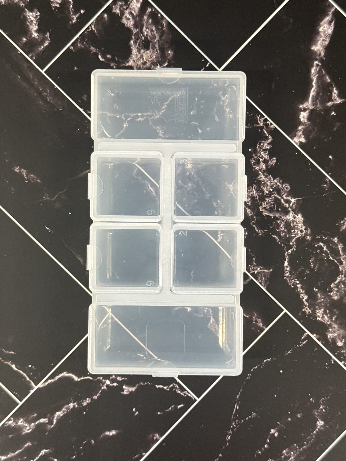 Hareline 6 Compartment Flip Cap Box (4 Small 2 Long)