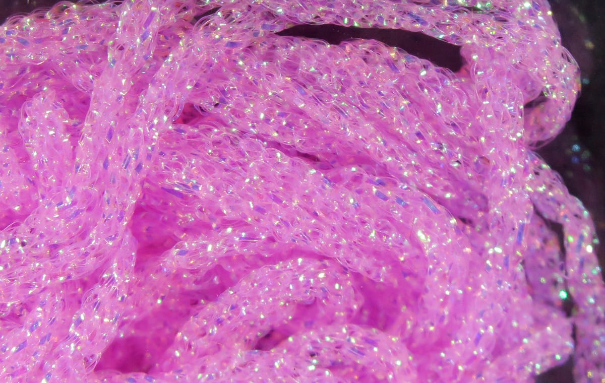 Hareline dyed pearl diamond braid, hot pink iridescent synthetic braid with sparkling shimmer for fly tying