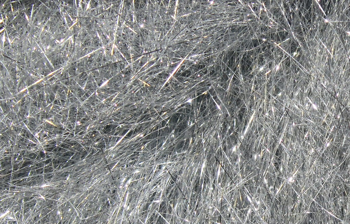 Hareline Ice Dubbing silver synthetic fibers for fly tying, fine shiny strands with metallic flash