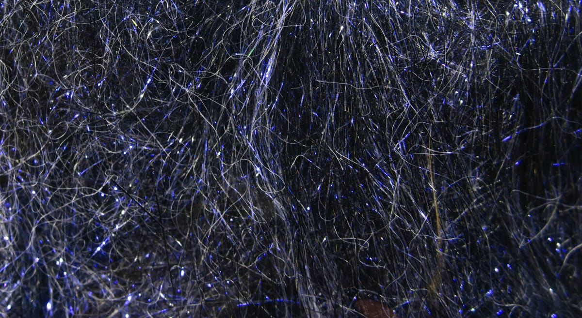 Dark navy Hareline Ice Dubbing with iridescent blue tinsel and fine synthetic fibers for fly tying