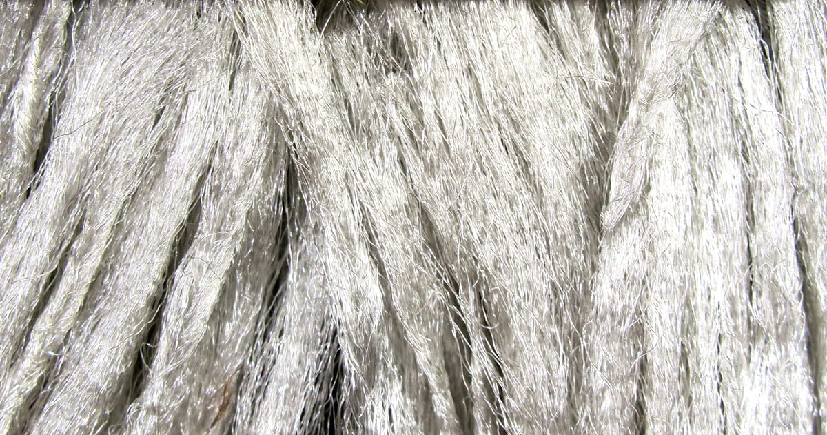 Hareline Para Post wing in silver, shiny synthetic fiber bundles, hair-like wing material for fly tying