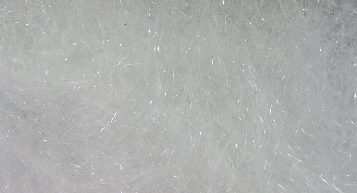 Hareline Polar Dub white synthetic dubbing with fine fluffy fibers and subtle iridescent flash for fly tying